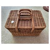 Wicker Picnic basket w/plastic plates
