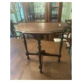 Small half table three legs