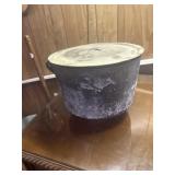 Cast-iron bean pot with tin lid