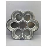 Wilton Dancing Daisy Aluminum Cake Pan