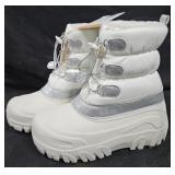 Kid's size 5 snow boots. New w/ tags