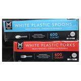 White plastic spoons 600 count. White plastic