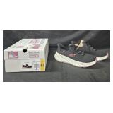 Women's size 8.5 Skechers Swift fit sneakers