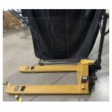 CAT 5500 lb capacity pallet jack, works