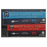 White plastic spoons 600 count. White plastic