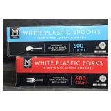 White plastic spoons 600 count. White plastic