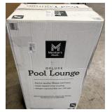 Deluxe Pool Lounge