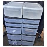 4 plastic storage bins