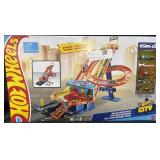 Hot wheel track with 5 hot wheel cars
