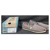 Women's size 7.5 Tom's shoes