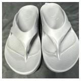oofos Menï¿½s size 7 Womenï¿½s size 9 Flip Flops