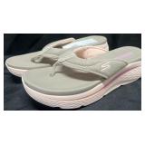 Womenï¿½s Skechers flip flop, size 11