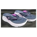 Women's size 7 Skechers flip flops