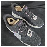 Women's size 9 Skechers shoes