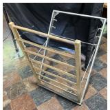 Collapsible wall-mounted laundry drying rack with