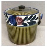 Cermic basket with lid japan has small chip