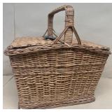 Wicker picnic basket