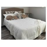 Queen Size Bed w/ bedding