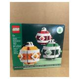 Christmas decor at Lego 40604 factory seal