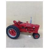 Farmall F 900 plastic modeled tractor