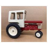 Farmall 560 toy tractor 1/16 scale