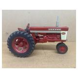 Farmall 560 toy tractor 1/16 scale