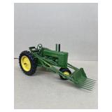 John Deere 118 skill tractor with Hayfork