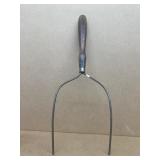 Shaker pie lifter
