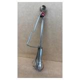 Hand squeeze mixer