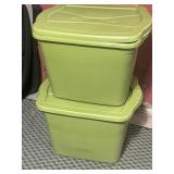 (2) rubber maid totes