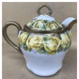Bavaria creamer, yellow roses