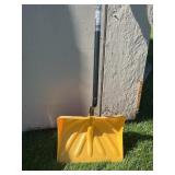 Snow shovel