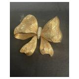 Capri bow broach