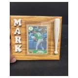 Mark MCGWIRE Topps rookie baseball card on w