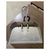 Dust pan