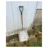 Aluminum scoop shovel