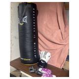 Like new Everlast punching bag with gloves