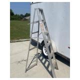 Aluminum step ladder