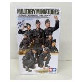 Military miniatures tank crew set 135 scale m