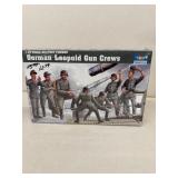 German LEOPOLD gun crew model kit 1/35 scale