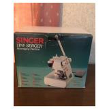 Singer Tiny Overeding Machine