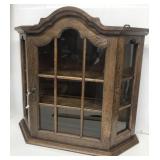 Hanging display cabinet with key