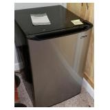 Magic Chef 4.5 Cu. Ft Compact Refrigerator Magic Chef 4.5 Cu. Ft Compact Refrigerator