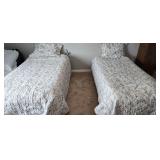 2 Twin Spreads, Sheets, Pillows, Soft Goods