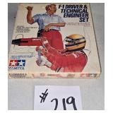 F-1 Driver & Tech Engineer Set 1:20 Scale,