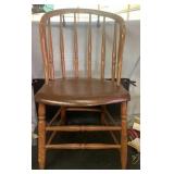 VINTAGE ROUND BACK SPINDLE CHAIR