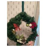 HOLIDAY/CHRISTMAS WREATH W/HANGER