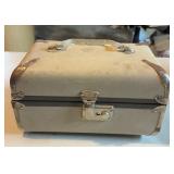 VINTAGE MAKE~UP LUGGAGE PIECE-CHECK OUT THE PIC