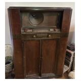 VINTAGE CONSOLE RADIO-CHECK OUT THE PIC