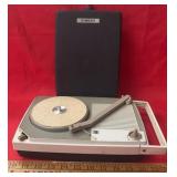 VINTAGE "SINGER" BATTERY OPERATED RECORD PLAYER